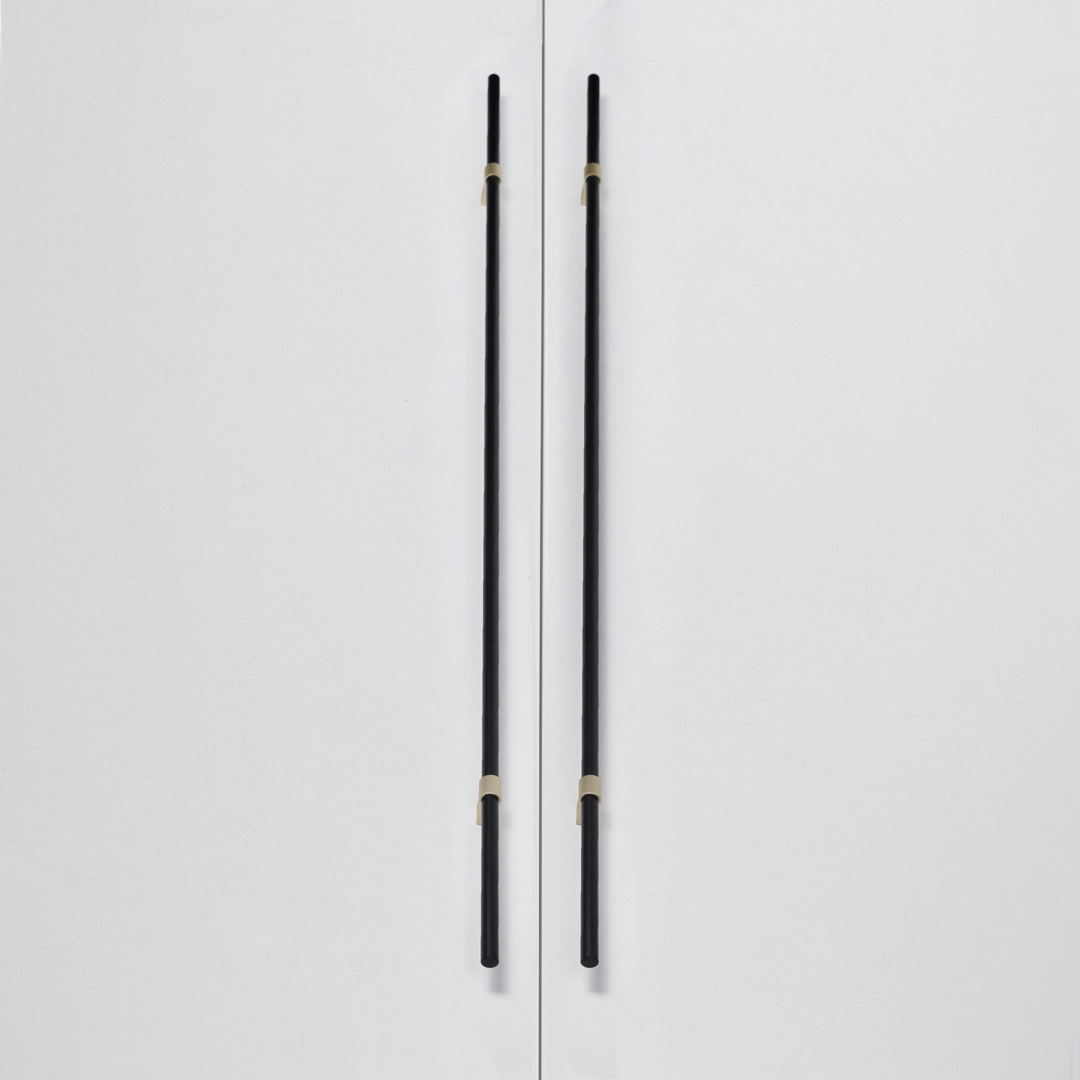 Ручка меб. скоба алюм. WHISPER 704/1000 черный матовый+брашированное золото, AKS 112916 — изображение 4