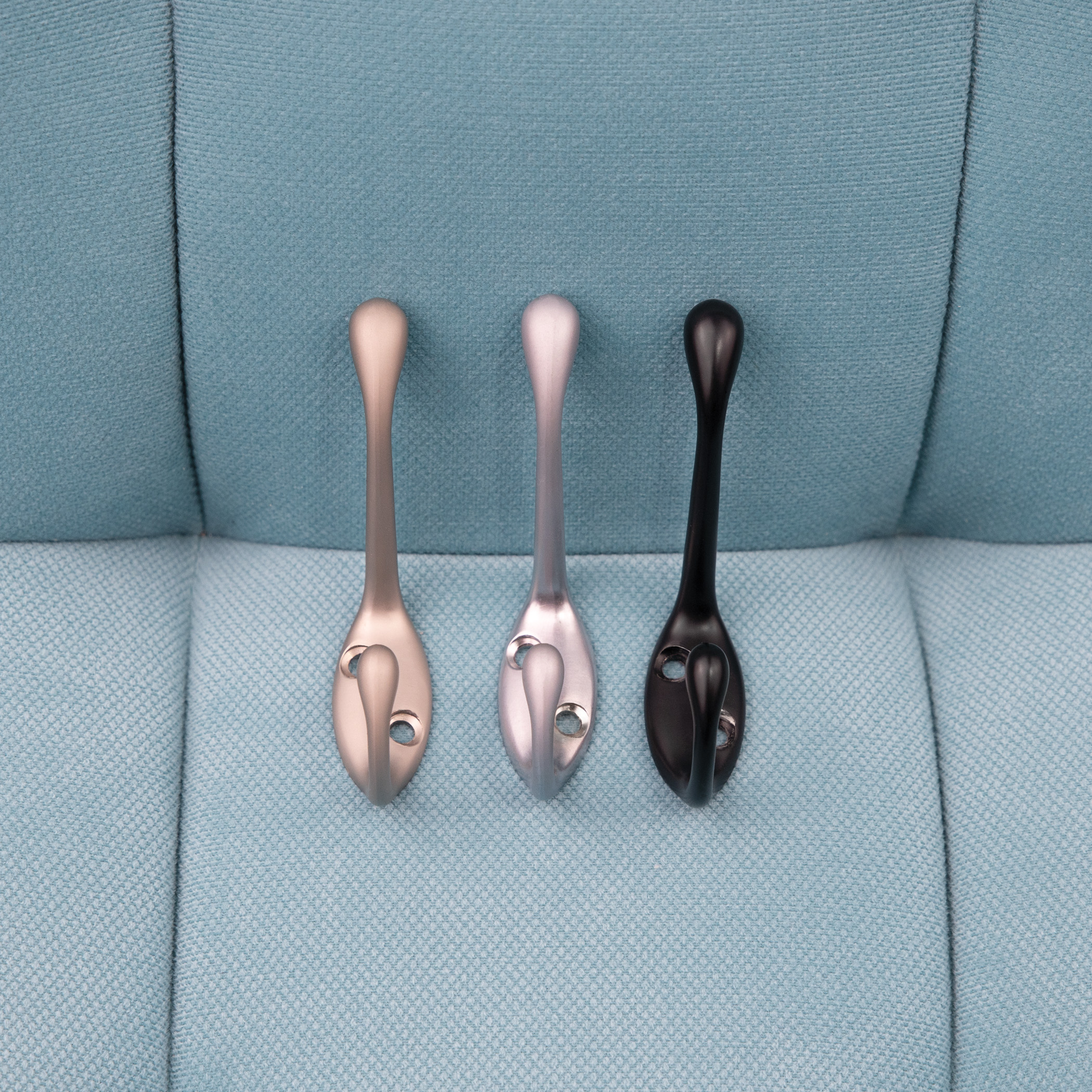 Крючок меб. двухрожковый мет. VIOL черный AKS 56825 — изображение 2