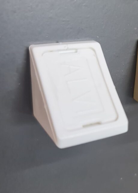 Полкодержатель ( уголок) со съемной крышкой № 23 Белый 08063