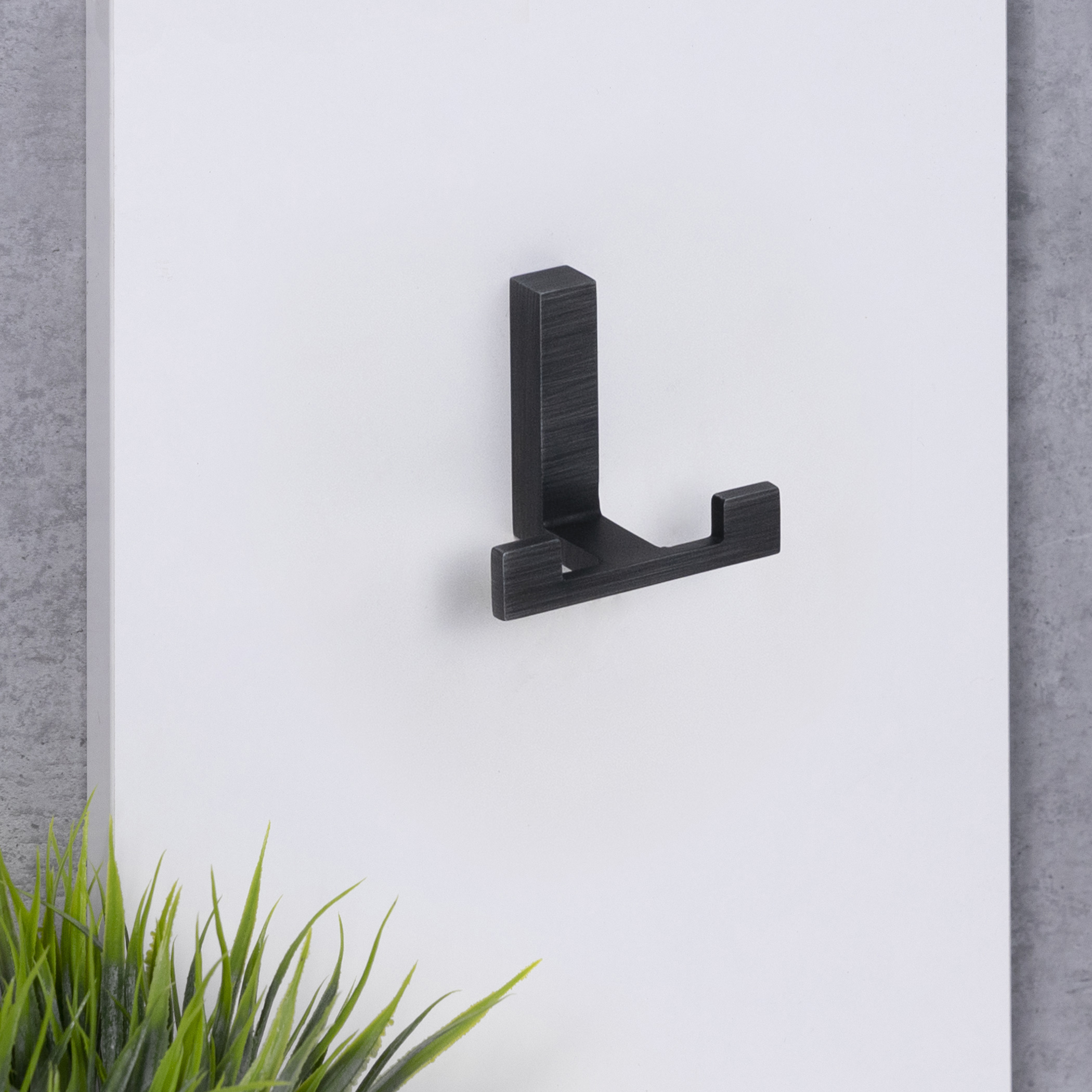 Крючок меб. двухрожковый мет. LEGGO шлифованный титан AKS 103310