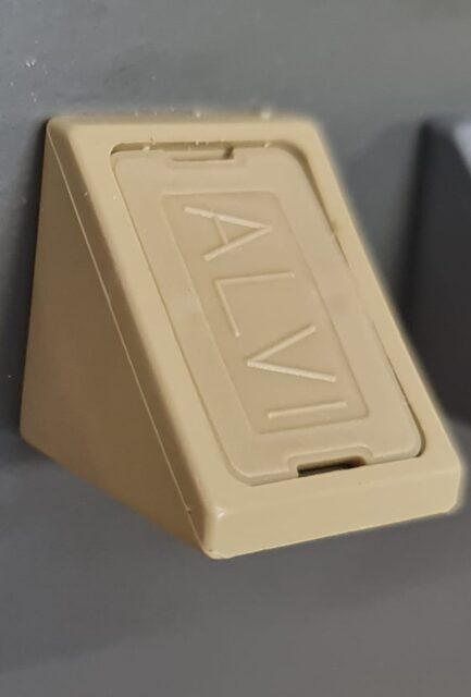 Полкодержатель ( уголок) со съемной крышкой №15 Капучино 08057